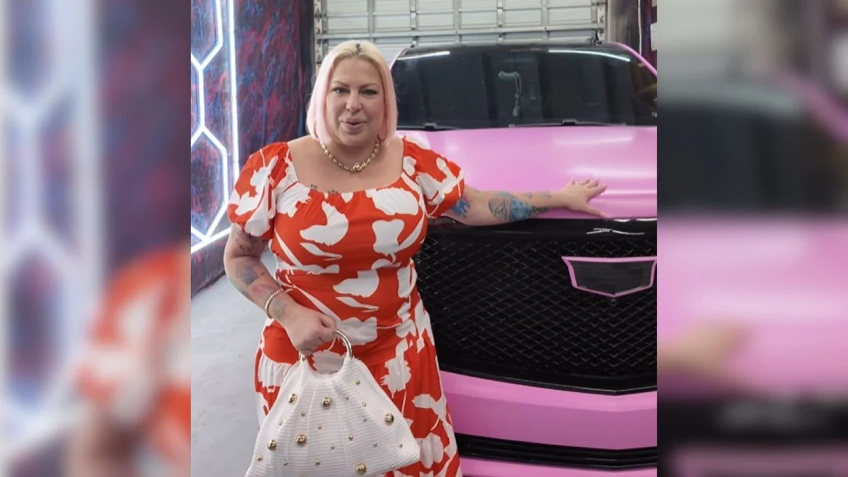 La cantante La Diosa posando junto a su icónico Cadillac rosa que ahora está en venta.