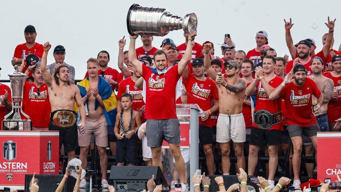 Jugadores de los Florida Panthers celebrando su segunda Copa Stanley consecutiva con los fanáticos en un desfile.