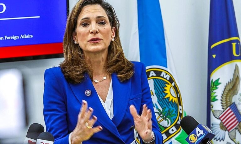 La congresista María Elvira Salazar durante un discurso sobre su propuesta de solución migratoria en Estados Unidos.