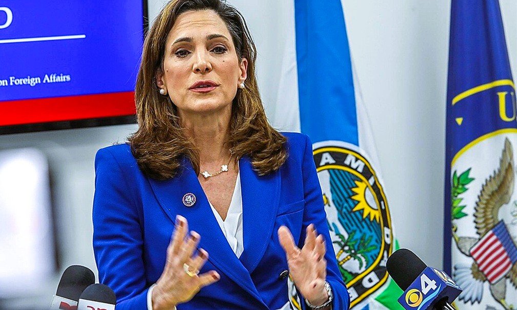 La congresista María Elvira Salazar durante un discurso sobre su propuesta de solución migratoria en Estados Unidos.