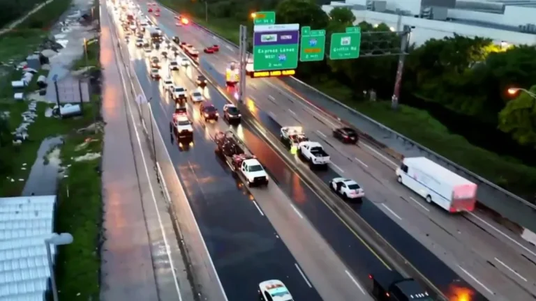 Vehículos de emergencia y cierre de carriles en la autopista Turnpike en Broward debido a múltiples accidentes.