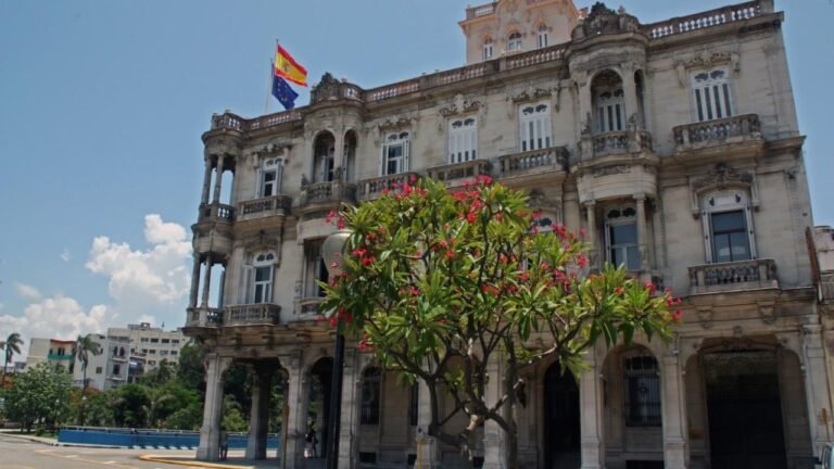 Joven cubano William de pie en una calle de La Habana, soñando con emigrar a España.