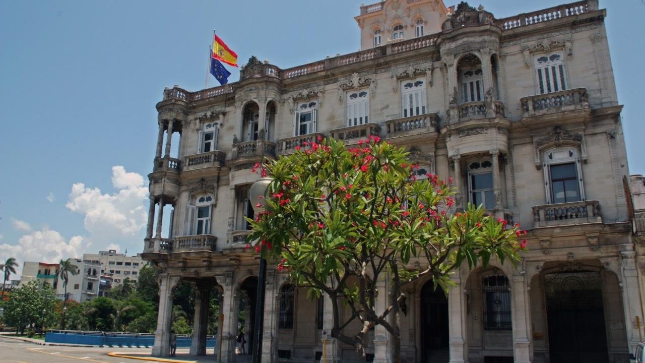 Joven cubano William de pie en una calle de La Habana, soñando con emigrar a España.