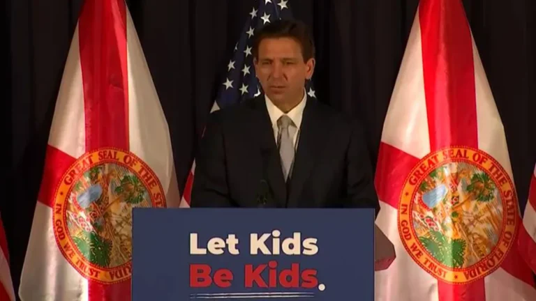 Mazo de juez sobre documentos legales, simbolizando el bloqueo a la ley de redes sociales en Florida para menores.