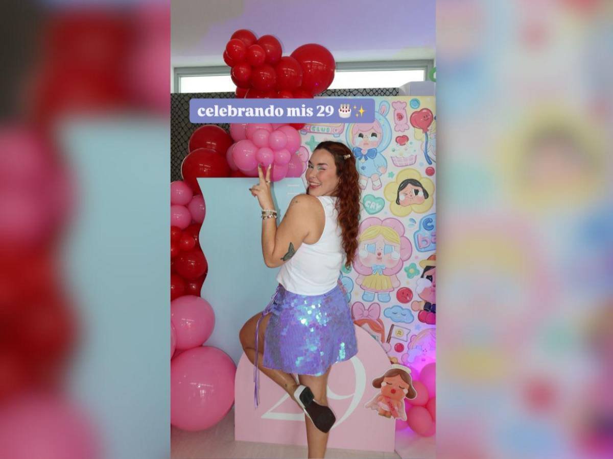 La hija de Daddy Yankee, Jesaaelys Ayala, posando en su fiesta de cumpleaños número 29.