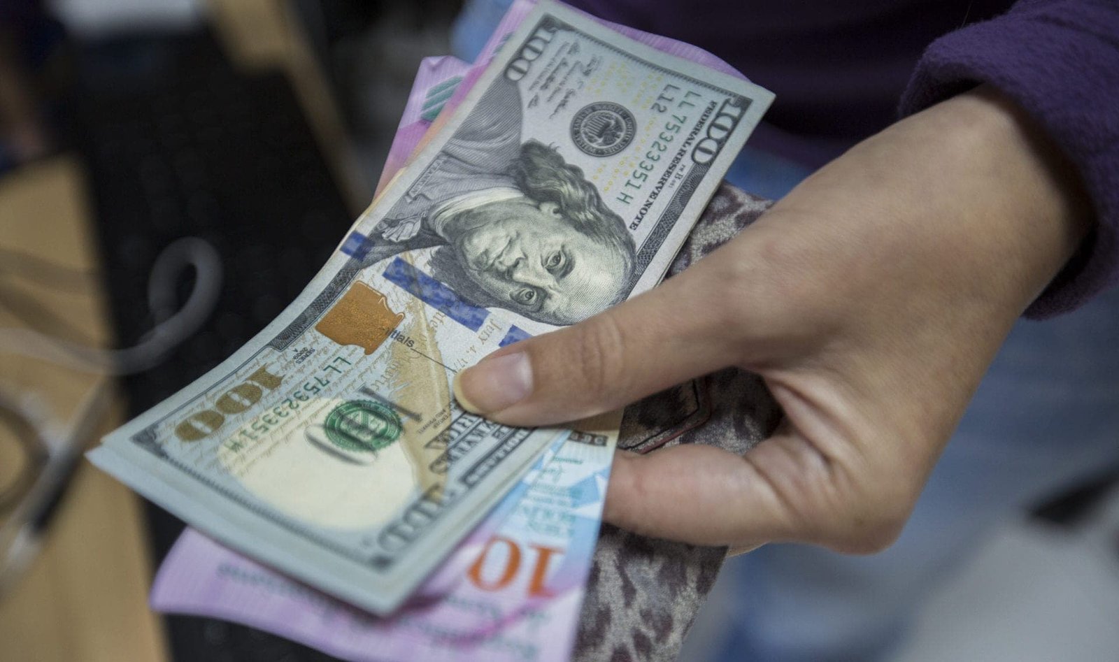 Gráfico de fluctuación de la tasa de cambio en Cuba para el dólar, euro y MLC en el mercado informal cubano.