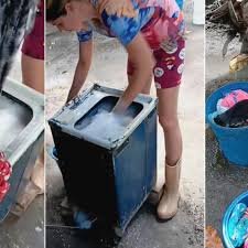 Familia cubana de Villa Clara utilizando una lavadora rusa para lavar ropa en medio de los frecuentes apagones en Cuba.