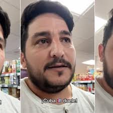 Joven cubano en España señalando estantes llenos de alimentos para mascotas, contrastando con una imagen de escasez de alimentos en Cuba.