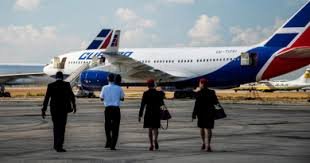 Captura de pantalla del video de TikTok de un vuelo desde La Habana donde la tripulación ofrece dinero a los pasajeros.