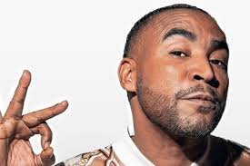 Don Omar sonríe en una selfie, celebrando su primer año completamente libre de cáncer.