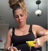 Influencer cubana Yenia en un video de TikTok, reflexionando sobre las dificultades y sacrificios de la emigración cubana en EE.UU.