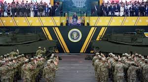Donald Trump saluda desde la Casa Blanca durante el polémico desfile militar en Washington D.C.