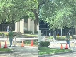 Captura de pantalla de un video de TikTok donde se ve a un cubano entrando y saliendo de una oficina de ICE en Houston, simbolizando el alivio de su esposa.