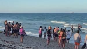 Imagen de equipos de rescate y vehículos de emergencia en la playa de Fort Lauderdale, tras el ahogamiento de un padre al intentar salvar a su hija.