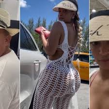 La cantante Seidy La Niña posando con su atrevido conjunto tejido blanco en un supermercado Publix.