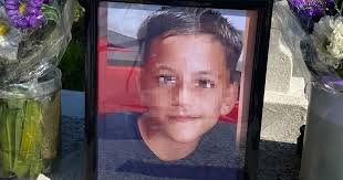 Fotomontaje en memoria de Luis Fabián Rojas Rodríguez, con su rostro sonriente junto a una vela y flores, simbolizando la denuncia de su familia por negligencia médica en Cuba.