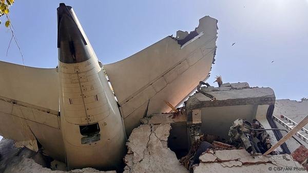 Restos de un avión Boeing 787-8 de Air India estrellado en una residencia estudiantil en Ahmedabad, India, en una devastadora tragedia aérea.