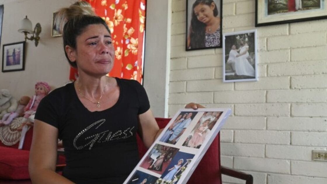 Imagen de Elienay Estrada, la cubana que teme deportación en EE.UU. con su bebé, junto a un logo del Servicio de Inmigración y Control de Aduanas (ICE).