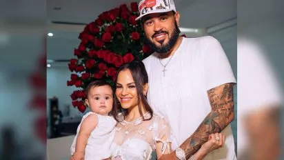 El Chulo posando con sus dos hijos, Jadiel y el recién nacido Justin, mostrando su felicidad paternal y la unión familiar.