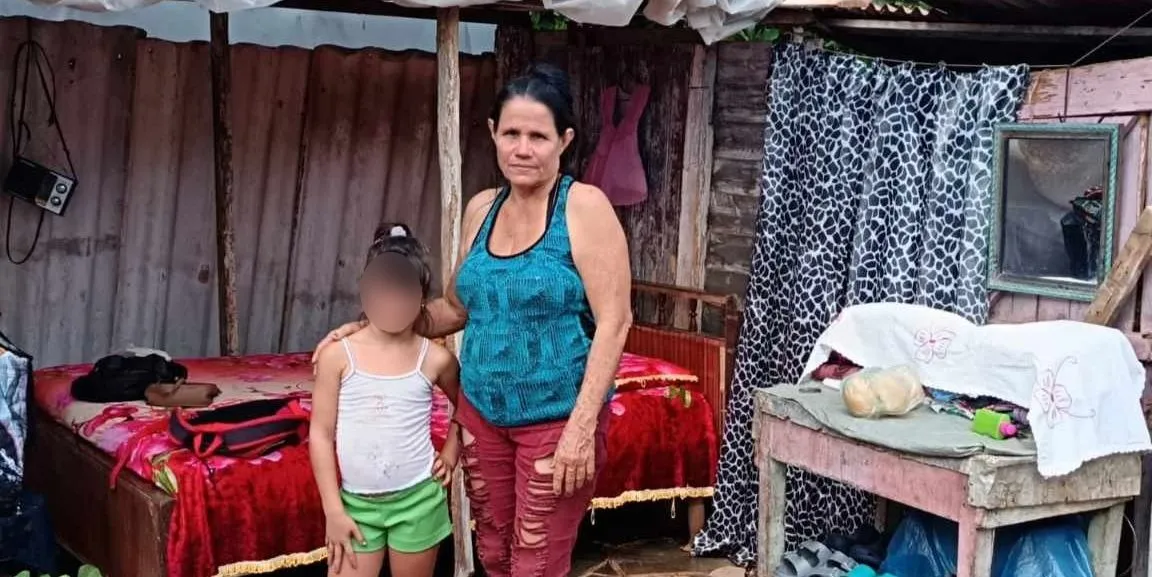La niña Stephanie y su abuela Miraiba en el lugar donde viven a la intemperie en Ciego de Ávila, Cuba.