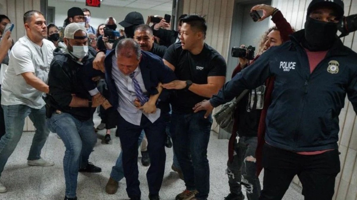El contralor de Nueva York, Brad Lander, siendo detenido por agentes de ICE contra una pared en un tribunal.