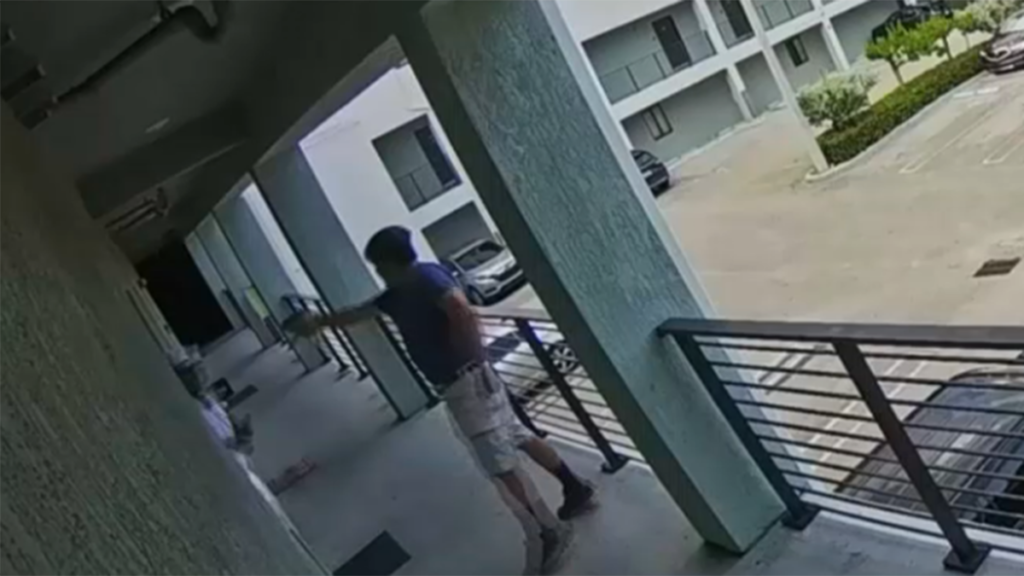 Captura del video de vigilancia que muestra el momento del asesinato en un edificio de Hialeah.