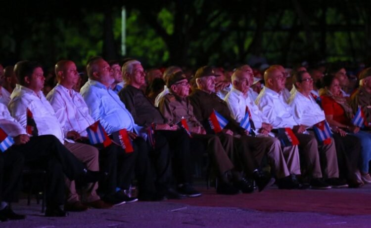 Raúl Castro, sentado en primera fila, durante el acto del 26 de julio en Ciego de Ávila, Cuba.