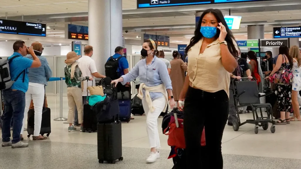 Pasajeros en una terminal concurrida del Aeropuerto Internacional de Miami durante el feriado del 4 de Julio.