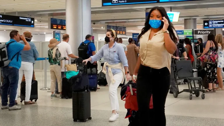Pasajeros en una terminal concurrida del Aeropuerto Internacional de Miami durante el feriado del 4 de Julio.
