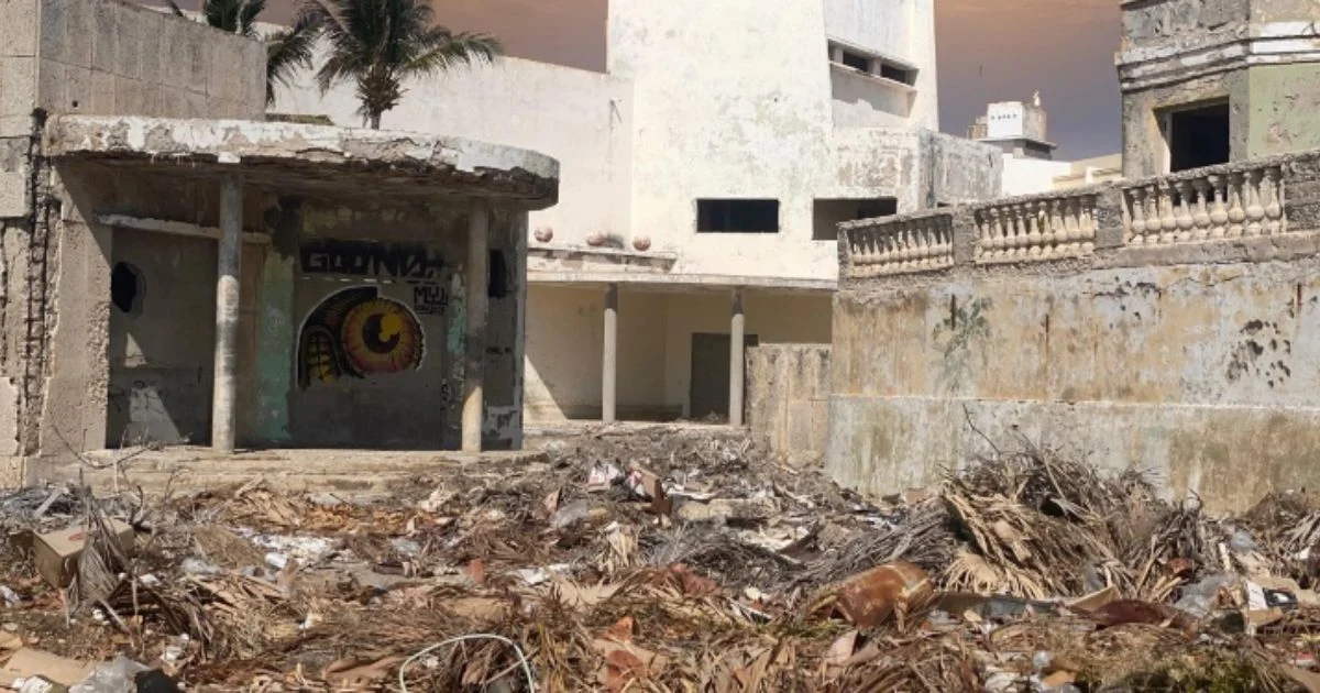 Imágenes en ruinas de la discoteca del Comodoro en La Habana, mostrando el abandono del lugar.