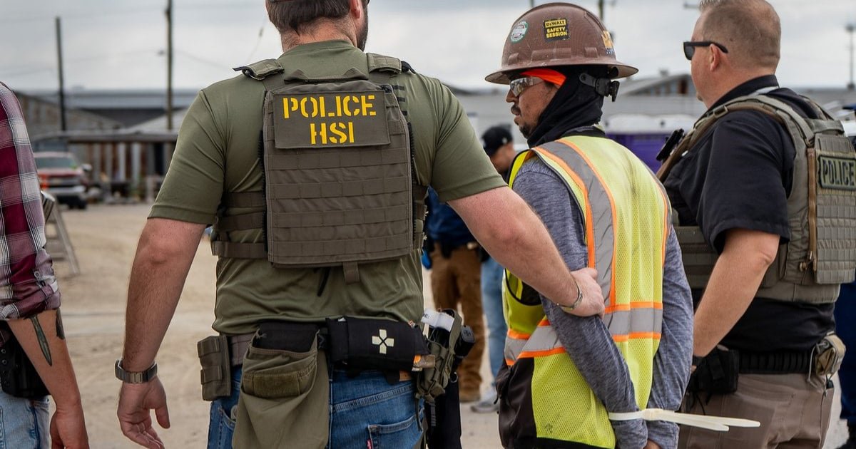 Trabajadores agrícolas en un campo de cultivo ante la inminente decisión de Trump sobre la deportación.
