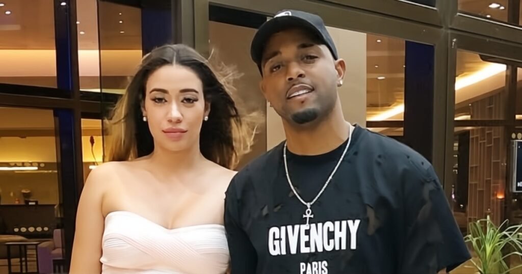 La influencer Iraisel Pintueles y el reguetonero El Dany en una foto de recuerdo, en el quinto aniversario de la muerte del artista.