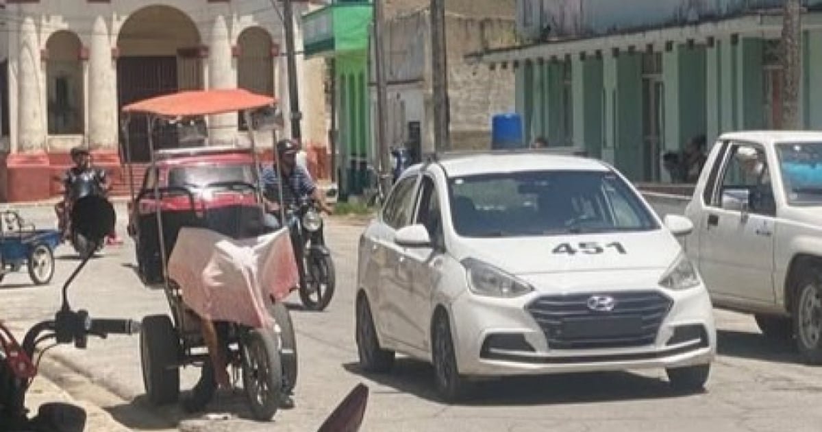 El cadáver de un bicitaxista cubano yace en su vehículo en plena calle, rodeado de curiosos, evidenciando el abandono institucional.