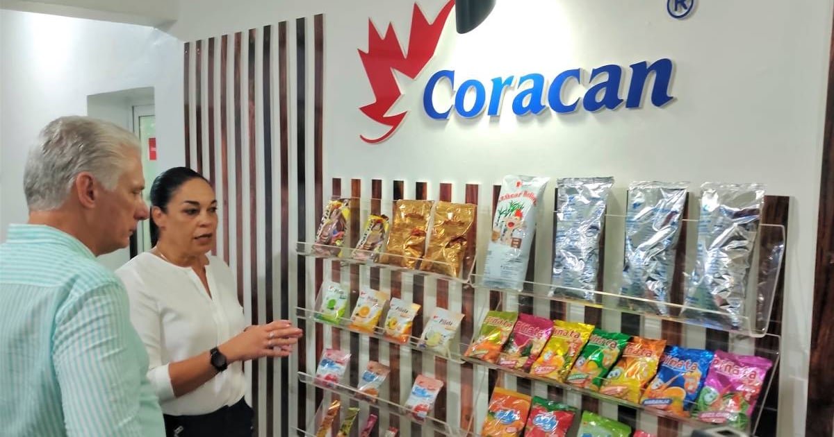 El gobernante cubano Miguel Díaz-Canel durante su visita a la fábrica Coracán, un evento criticado como propaganda.