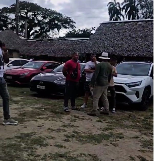 Imagen de una feria de autos modernos en Camagüey, Cuba, que desató un debate sobre la desigualdad económica.