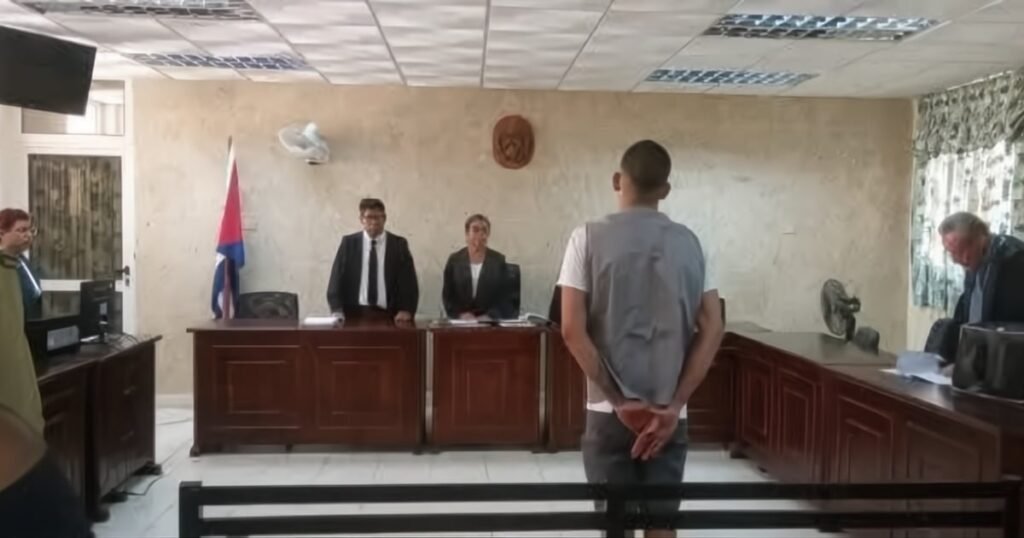 Hombre arrestado en Cuba, reflejando la dura condena por posesión de marihuana.