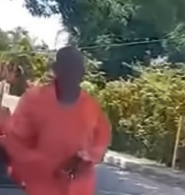 Imagen del video donde un hombre, presuntamente el boxeador cubano Alfredo Duvergel, vende productos en una acera en Cuba.