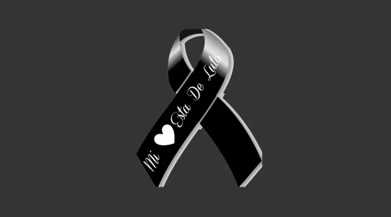 Cinta de luto por el adolescente que murió en Morón, simbolizando el dolor y la denuncia de negligencia médica.