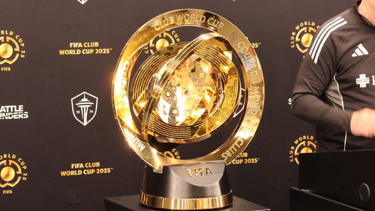 Trofeo del Mundial de Clubes 2025 exhibido en el centro de un campo de fútbol.