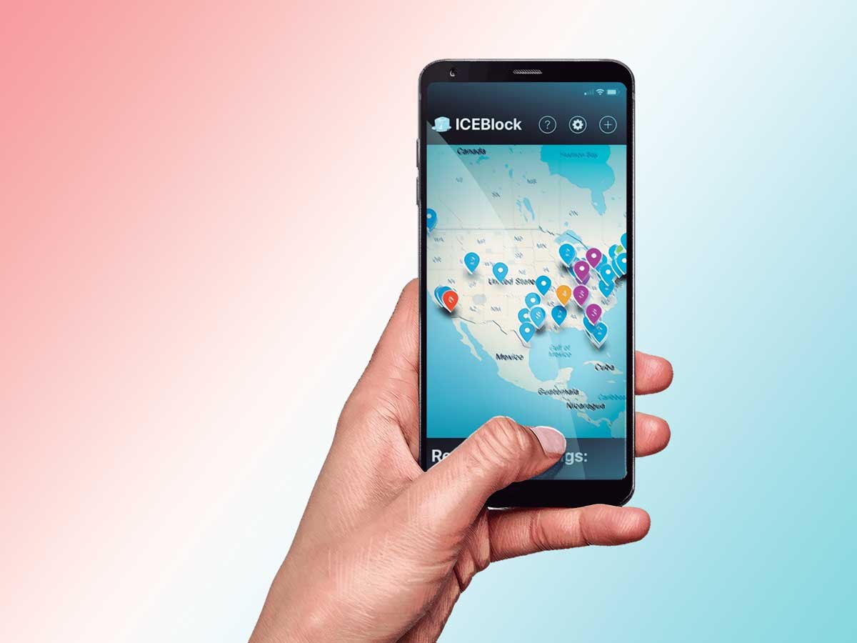 Teléfono móvil mostrando la interfaz de la Aplicación Coquí, que alerta sobre redadas del ICE.