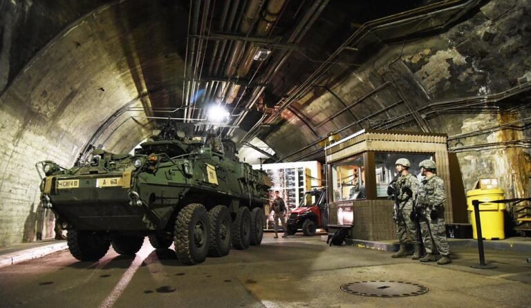 Interior del Búnker de Cheyenne Mountain, la fortaleza anti-nuclear subterránea de Estados Unidos.