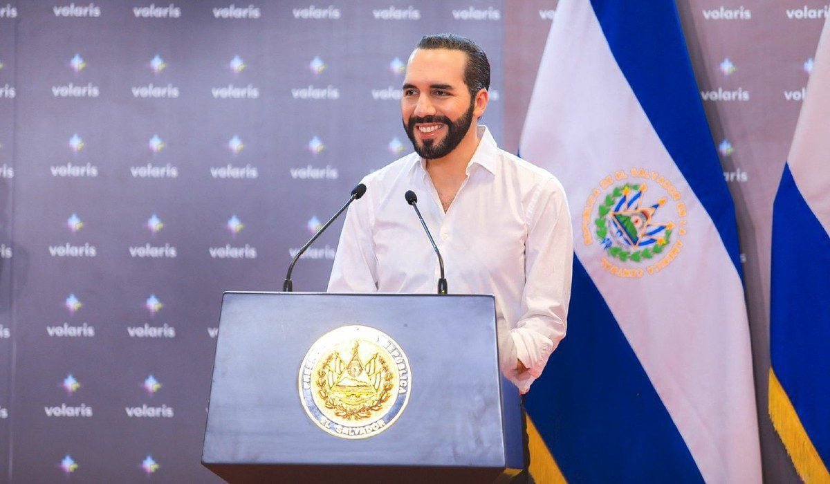 El presidente Nayib Bukele en un podio, defendiendo su política de seguridad y las condiciones en la prisión CECOT.