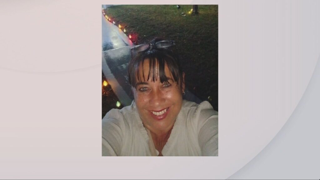 Una cubana arrepentida de su autodeportación a Cuba revisa su teléfono mientras piensa en la ayuda económica no recibida.