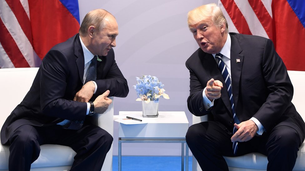 El presidente Donald Trump en una reunión en la Casa Blanca, gesticulando mientras habla sobre su ultimátum a Vladimir Putin.