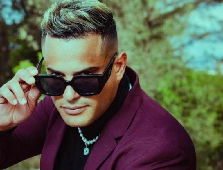 El exvocalista de la Charanga Habanera, 'El Dandy', con una mirada esperanzadora durante su proceso de rehabilitación en Miami.