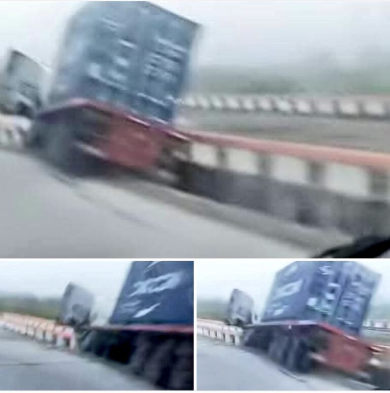 Imagen de una rastra volcada al costado de la Autopista Nacional de Cuba, cerca de un puente.