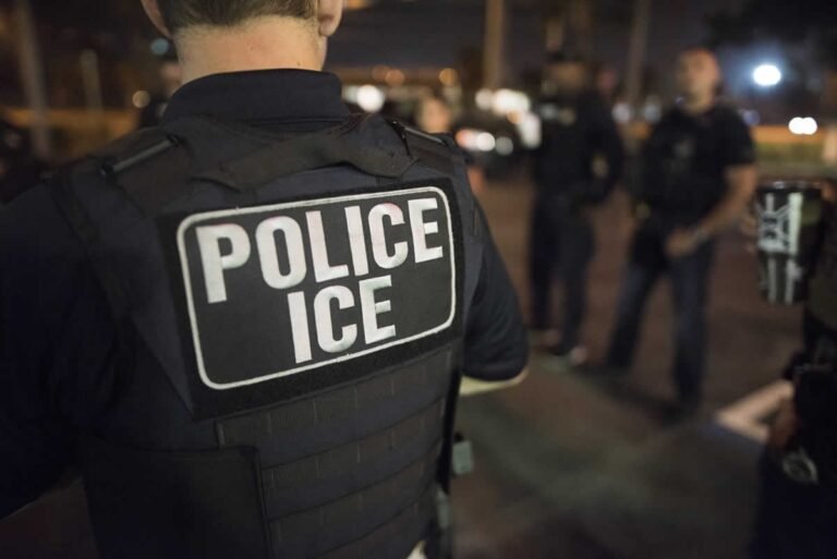 Agente de ICE con chaleco oficial, representando la nueva y estricta política de deportación en Estados Unidos.