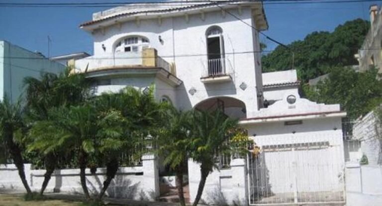 Fachada de la impresionante mansión neoclásica en venta en el reparto Kohly de La Habana, Cuba.