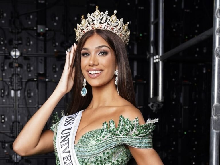 La modelo Lina Luaces sonriendo tras ser coronada como Miss Cuba, en medio de la polémica sobre su elección.