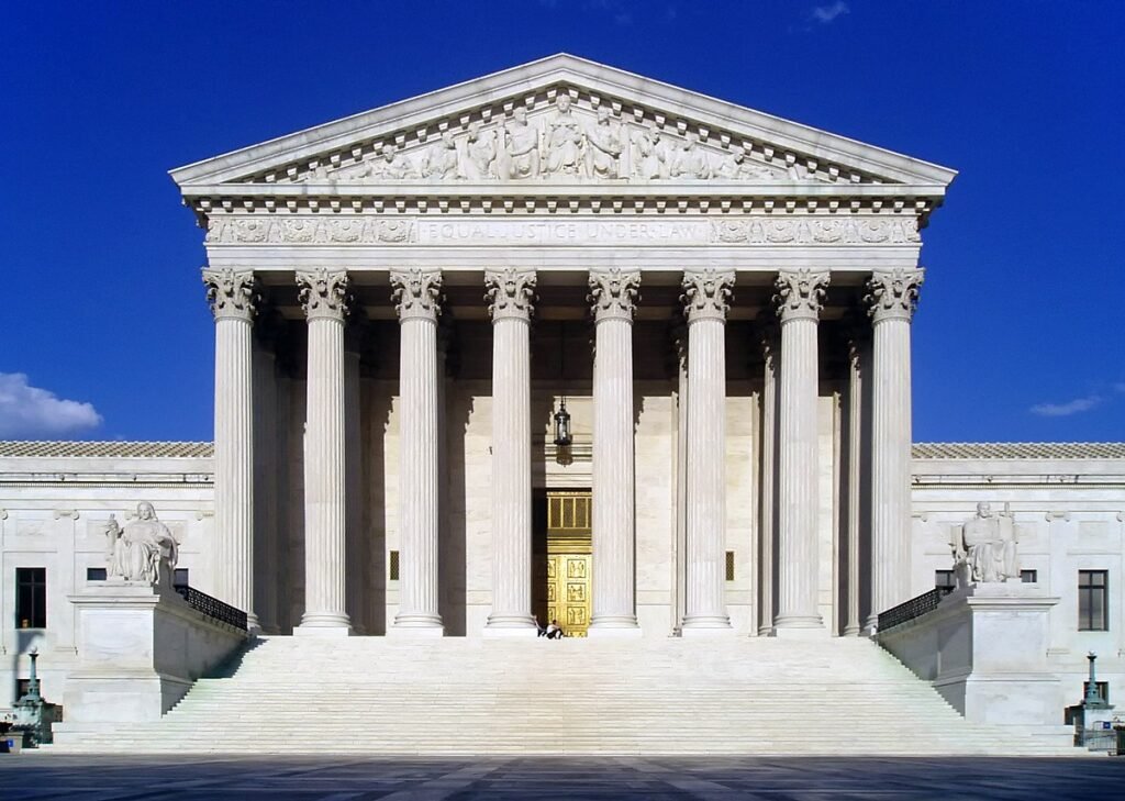 Edificio de la Corte Suprema de Estados Unidos, representando la controversial decisión judicial sobre la deportación a terceros países.